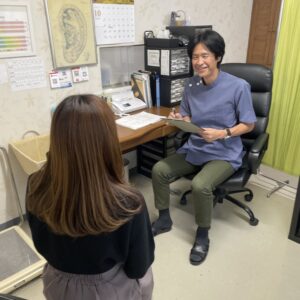 大阪府阿倍野区旭町東洋スリム藤岡鍼灸院　リバウンドしにくい耳つぼダイエット専門鍼灸院
百会、四神総の鍼
無料カウンセリング