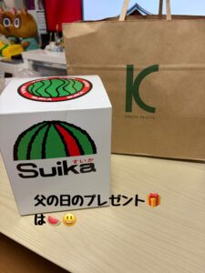 娘達がハルカスですいか買って来てくれました。
ハルカスで果物買うなんて、まあ自分ではしないんで感激😀
長崎雲仙産の小玉すいか。
すいか大好物なんです。
皮が薄くて赤い部分が全部甘い😋
半玉1人で食べました。
残りは明日のお楽しみで。
奥さんも娘達もすいかそんなに好きじゃないから独り占めです😚
#父の日#すいか#あべのハルカス