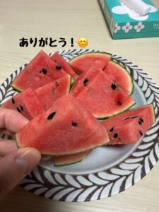 娘達がハルカスですいか買って来てくれました。
ハルカスで果物買うなんて、まあ自分ではしないんで感激😀
長崎雲仙産の小玉すいか。
すいか大好物なんです。
皮が薄くて赤い部分が全部甘い😋
半玉1人で食べました。
残りは明日のお楽しみで。
奥さんも娘達もすいかそんなに好きじゃないから独り占めです😚
#父の日#すいか#あべのハルカス