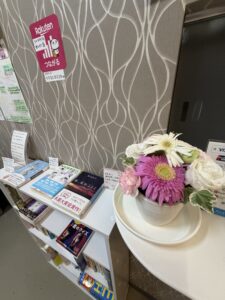 i 昨日の事ですが20時過ぎ仕事終わって帰ろうと待合室出たら床にお花が置いてありました。
人工の観葉植物当の横に。
忘れ物かな？とも思ったですが、それならソファの上や棚の上かな？と。
殺風景な待合室なので、どなたかお優しい方がプレゼントしてくれたものと解釈しました。
夕方6時に一度トイレに行っているのでその時は気づかなかったのでそれ以降に来院された方だとは思いますがどなたか分かりませんのでまずはこの場でお礼申し上げます♪
ありがとうございます。
ほんと綺麗なお花で（2
1日でも長く咲いてくれるよう大事にします。
でももしもお忘れ物でしたら教えて下さい！＆