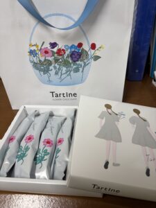 耳つぼダイエット成功の松原市Mさんからかわいいお菓子頂きました